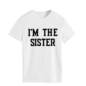 Détail de l'imprimé I'M THE SISTER noir sur un t-shirt blanc en coton de qualité