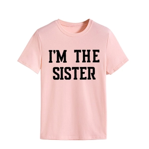 Détail du t-shirt rose à col rond avec impression du slogan noir I'M THE SISTER