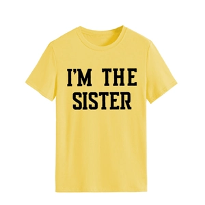 T-shirt jaune en coton à plat avec inscription I'M THE SISTER noire en caractères gras