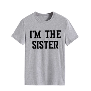 Détail de l'imprimé I'M THE SISTER noir sur un t-shirt gris à col rond décontracté
