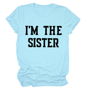 Détail d'un t-shirt en coton bleu clair avec imprimé noir I'M THE SISTER et col rond