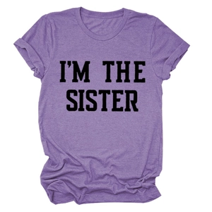 Vue détaillée du t-shirt violet chiné avec impression de lettres noires I'M THE SISTER