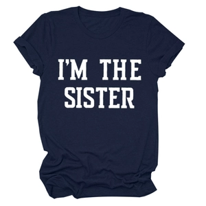 Détail du t-shirt bleu marine avec impression de lettres blanches I'M THE SISTER