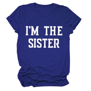 Détail du t-shirt en coton bleu marine avec impression blanche I'M THE SISTER
