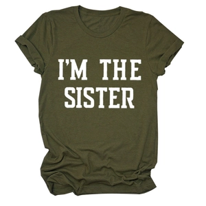 Détail d'un T-shirt en coton vert kaki avec imprimé blanc I'M THE SISTER en lettres