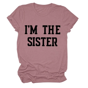 Détail du t-shirt en coton mauve avec impression de lettres noires I'M THE SISTER