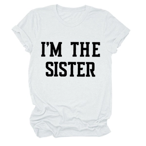 Détail de l'imprimé I'M THE SISTER sur un t-shirt blanc à manches courtes en coton de qualité