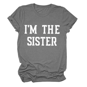Détail du t-shirt en coton gris avec inscription I'M THE SISTER blanche style vintage