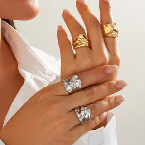Set minimalistischer unregelmäßiger Wellenringe in Gold und Silber für Lagenlook