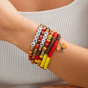 Thanksgiving Armband-Set mit Truthahn-Anhänger und bunten Tonperlen am Handgelenk