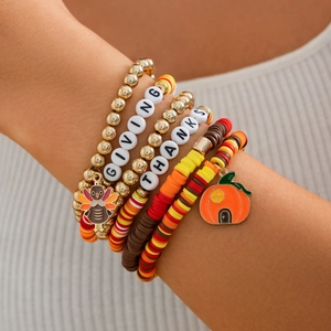 Thanksgiving mehrlagiges Perlenarmband-Set mit Ahornblatt- und Truthahn-Anhängern