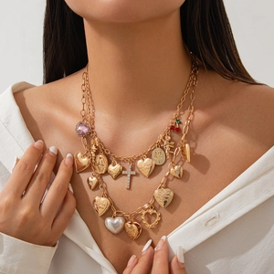 Mehrlagige goldene Halskette mit Herzanhängern und diamantbesetzten Kreuzen für Damen