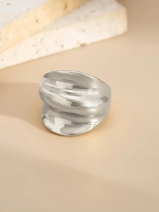 Bague argentée artistique forme vague liquide avec finition miroir poli minimaliste