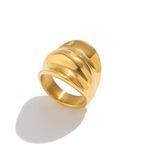 Bague épaisse moderne en or à motifs ondulés avec finition métallique polie