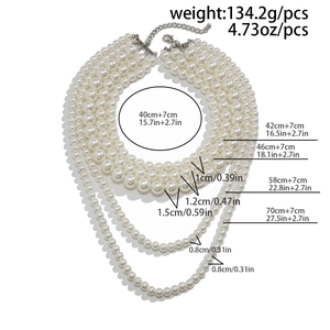 Detalle de collar de perlas de varias capas con cierre plateado y cinco niveles
