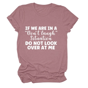 Detail of the crew neck and rolled sleeves on the grey-pink slogan casual T-shirt
