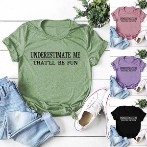 Detail des Underestimate Me T-Shirts mit modischem Knotendesign am vorderen Saum