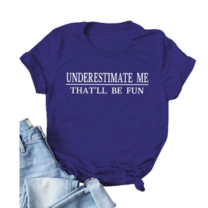 Dunkelblaues Rundhals T-Shirt mit 'Underestimate Me' Slogan und heller Jeanshose