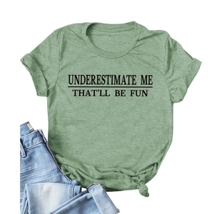 Detailansicht grünes T-Shirt mit Underestimate Me Spruch und modischem Knotensaum