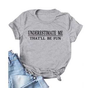 Graues Rundhals-T-Shirt mit 'UNDERESTIMATE ME' Slogan-Print kombiniert mit blauer Jeans