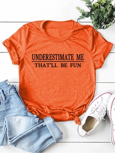 Detailansicht des Underestimate Me Slogan-Prints auf orangefarbenem Baumwoll-T-Shirt