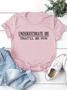 Rosa T-Shirt mit Underestimate Me Print und dekorativem Knotendetail am Saum für Damen