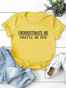 Flachbildaufnahme des gelben Underestimate Me T-Shirts mit Jeans und Schuhen