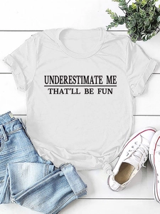 Flachbild eines weißen Rundhals-T-Shirts mit schwarzem Slogan-Print und Knotendetail am Saum