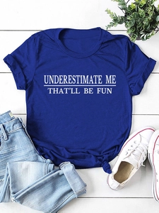 Detail von dunkelblauem T-Shirt mit Underestimate Me Aufdruck und modischem Knotendetail