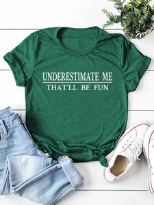 Detail eines grünen Baumwoll-T-Shirts mit Aufdruck und dekorativem Knotensaum