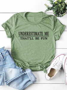 Flachbild von waldgrünem T-Shirt mit Spruch, kombiniert mit Jeans und Sneakern