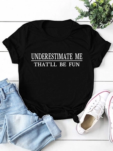 Detail des Knotensaums am schwarzen Baumwoll-T-Shirt mit Underestimate Me Aufdruck