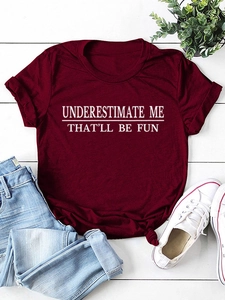 Flachbild eines weinroten Rundhals-T-Shirts mit weißem Textdruck auf weißem Holzhintergrund
