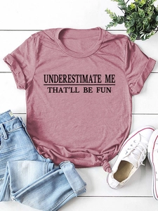 Detail eines rosa Baumwoll-T-Shirts mit Aufdruck UNDERESTIMATE ME THAT'LL BE FUN