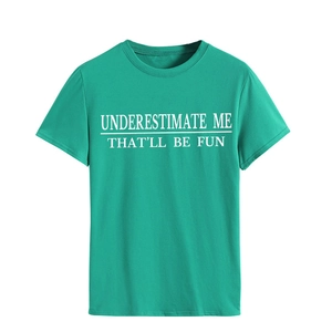 Detail eines smaragdgrünen Baumwoll-T-Shirts mit weißem Underestimate Me-Aufdruck