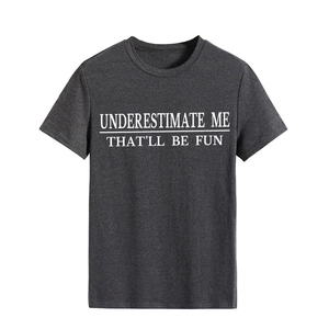 Detail des Underestimate Me Textdrucks auf einem dunkelgrauen Rundhals-Kurzarm-T-Shirt