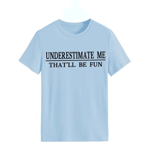 Detail eines hellblauen T-Shirts mit UNDERESTIMATE ME Textaufdruck aus Baumwolle