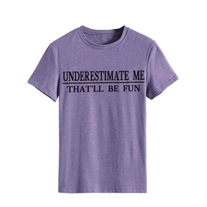 Detail des Underestimate Me Spruchs auf lila meliertem Rundhals-T-Shirt-Stoff