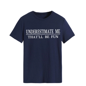 Detailansicht des dunkelblauen Baumwoll-T-Shirts mit Underestimate Me Slogan-Aufdruck
