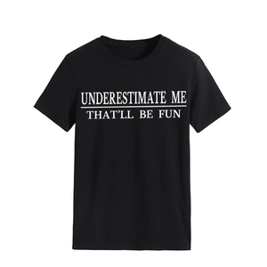 Detaillierte Flachbildansicht von schwarzem Baumwoll-T-Shirt mit weißem Spruch-Print