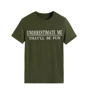 Detail des weißen Slogans Underestimate Me auf einem olivgrünen Baumwoll-T-Shirt-Stoff
