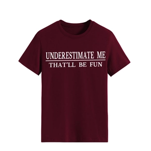 Detail eines burgunderroten Baumwoll-T-Shirts mit Underestimate Me Textdruck