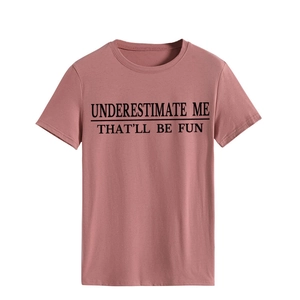 Detail des Underestimate Me Aufdrucks auf rosa Baumwoll T-Shirt mit Stoffstruktur