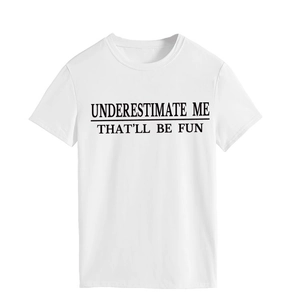 Detail eines weißen Baumwoll-T-Shirts mit UNDERESTIMATE ME THAT'LL BE FUN Buchstabendruck