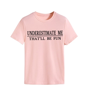 Detail eines rosa Baumwoll-T-Shirts mit schwarzem UNDERESTIMATE ME THAT'LL BE FUN Aufdruck