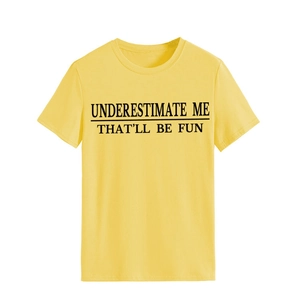 Details des gelben Baumwoll-T-Shirts mit Underestimate Me Slogan-Aufdruck