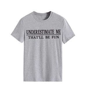 Detailansicht des Underestimate Me Aufdrucks auf grauem Baumwoll-T-Shirt