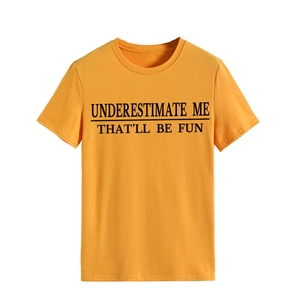 Detailaufnahme des ingwergelben Baumwoll-T-Shirts mit Underestimate Me Aufdruck