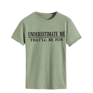 Detail eines grünen Baumwoll-T-Shirts mit dem schwarzen Aufdruck 'UNDERESTIMATE ME'