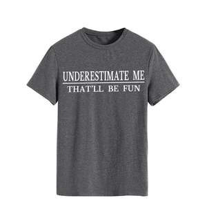 Detail des Underestimate Me Spruchs auf dunkelgrauem Baumwoll-T-Shirt mit Rundhalsausschnitt